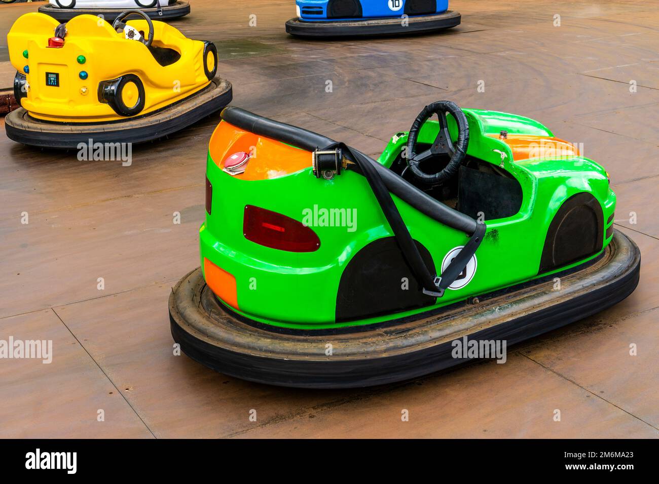 Voitures à pare-chocs électriques ou voitures Dodgem Banque D'Images