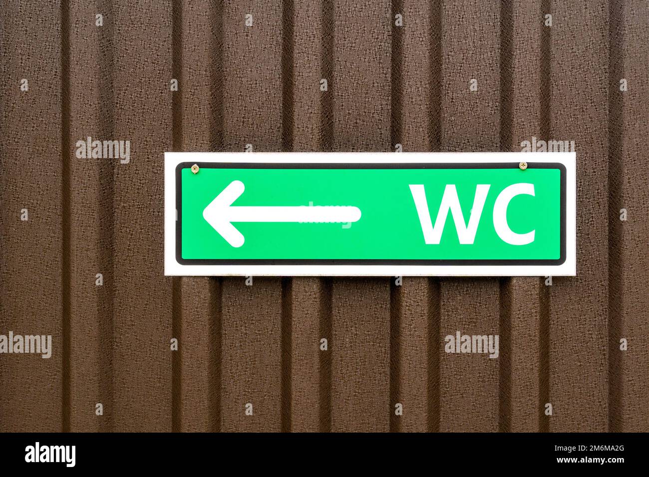 Signe vert des toilettes publiques WC Banque D'Images
