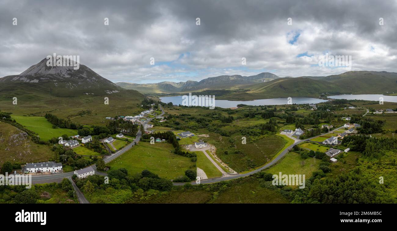 Un paysage de drone panorama du village de l'argent Beg et Errigal Mountain sur Lough Nacung Upper Banque D'Images