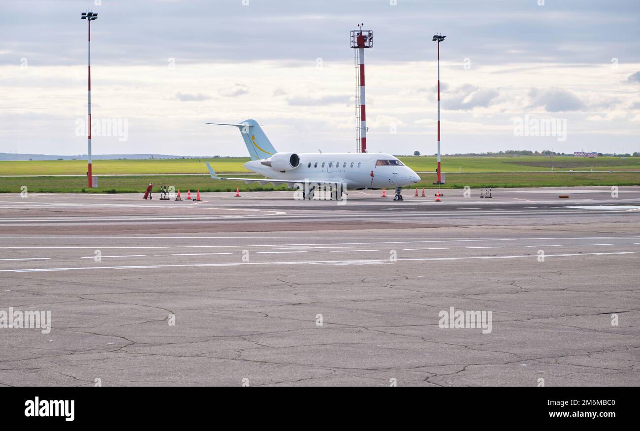 Parking privé de luxe en avion à réaction à l'aéroport Banque D'Images