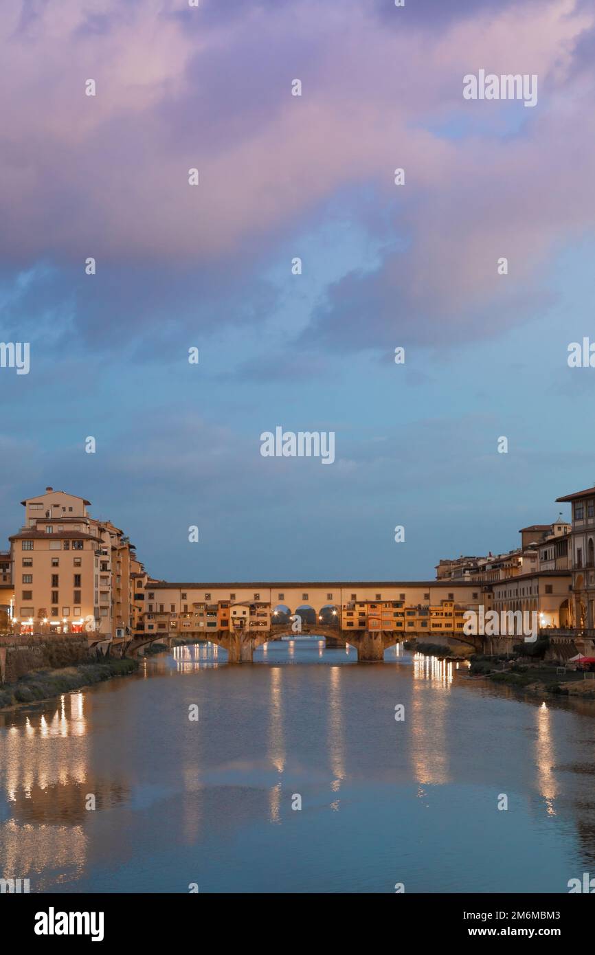 Coucher de soleil sur le Ponte Vecchio - Vieux Pont - à Florence, Italie. Banque D'Images