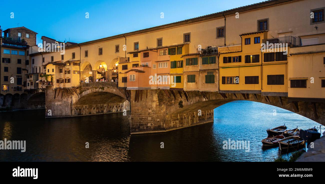 Coucher de soleil sur Ponte Vecchio - Vieux Pont - à Florence, Italie.Lumière bleue incroyable avant la soirée. Banque D'Images