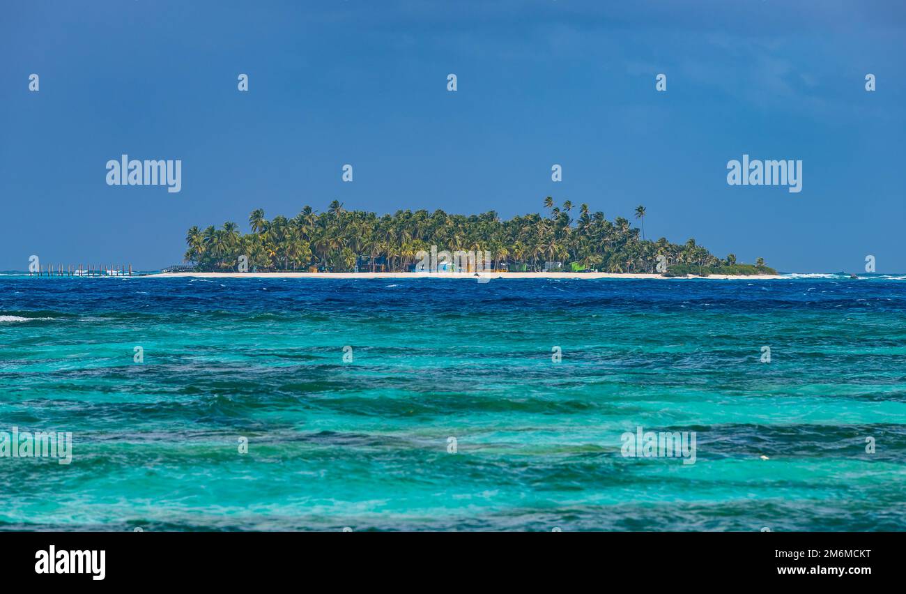 Île Johnny Cay, archipel de San Andres, Caraïbes colombiennes. Banque D'Images