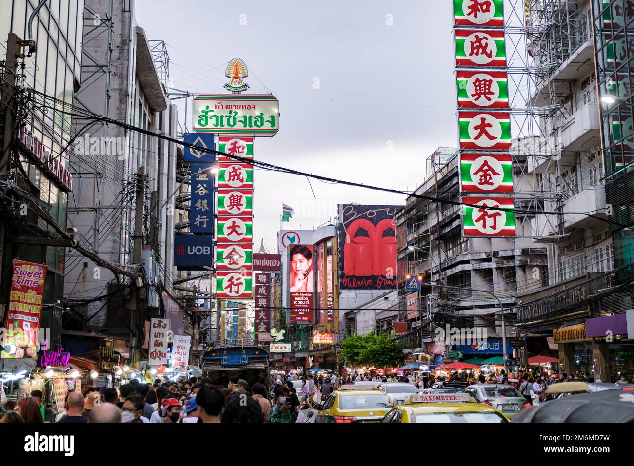 Bangkok Thaïlande heure de pointe de la circulation dans la ville au crépuscule, trafic urbain de Bangkok Banque D'Images