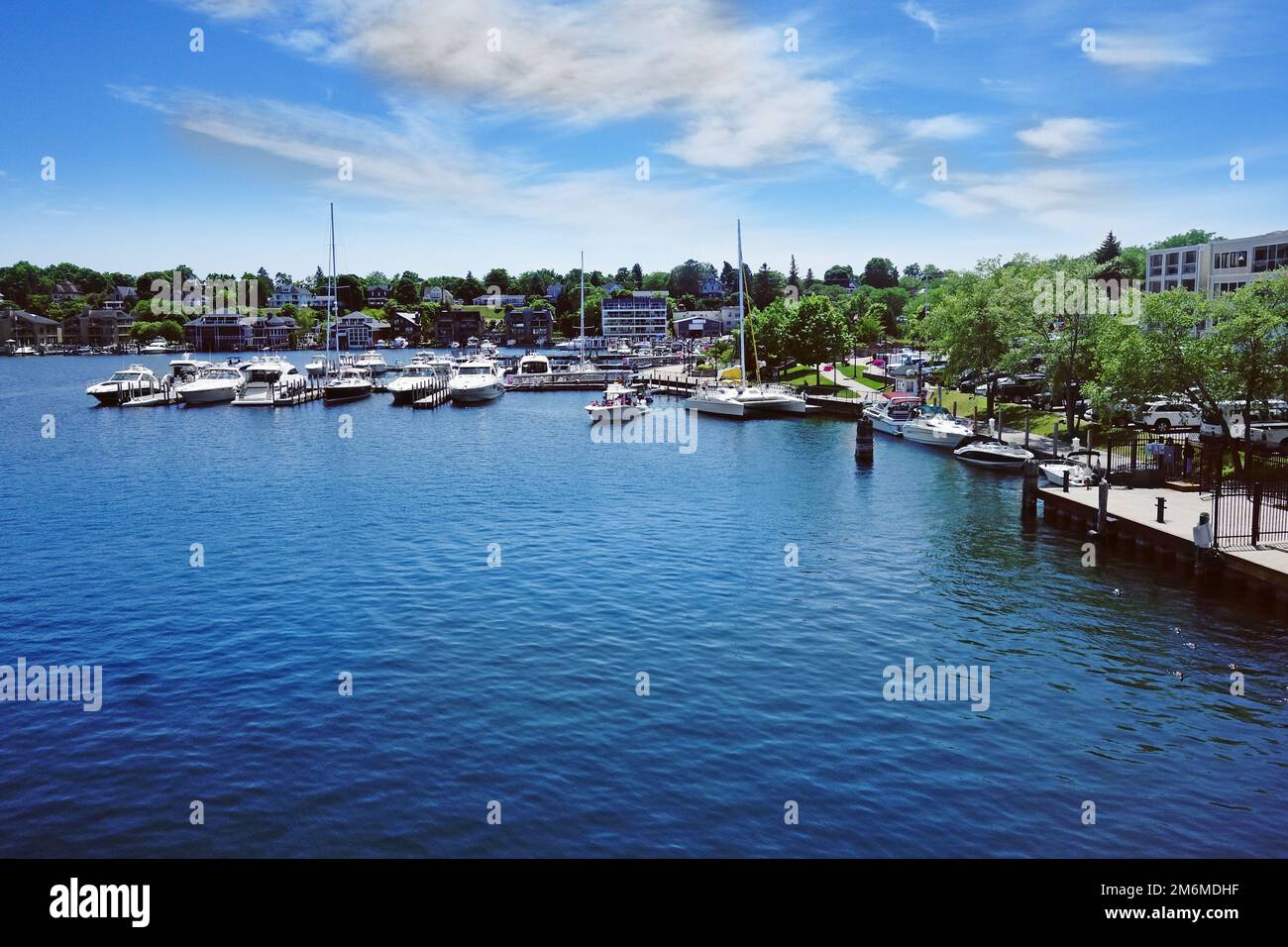 Bateaux dans la marina de Round Lake dans le centre-ville de Charlevoix, Michigan Banque D'Images