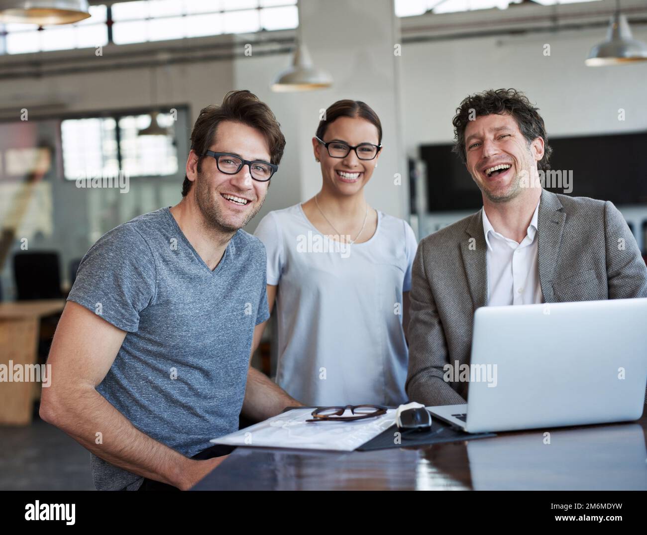 Le travail est facile lorsque vous aimez votre travail. Portrait de trois collègues au bureau. Banque D'Images