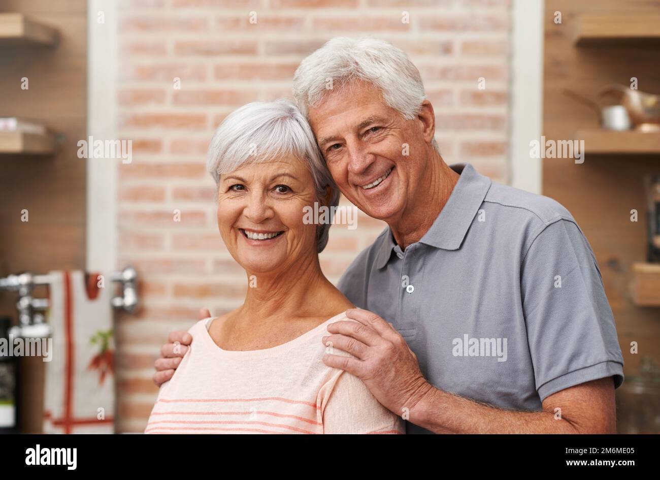 Commencez de nouvelles aventures tous les jours. Portrait romantique d'un couple senior posé à l'intérieur. Banque D'Images
