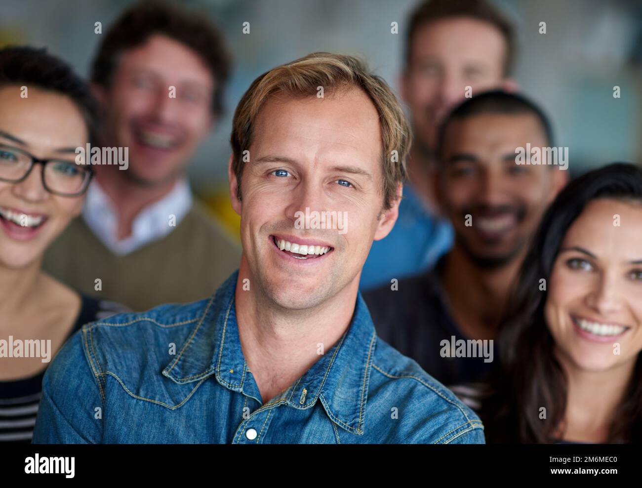 Travail d'équipe et collaboration. un groupe souriant de collègues debout dans un bureau. Banque D'Images