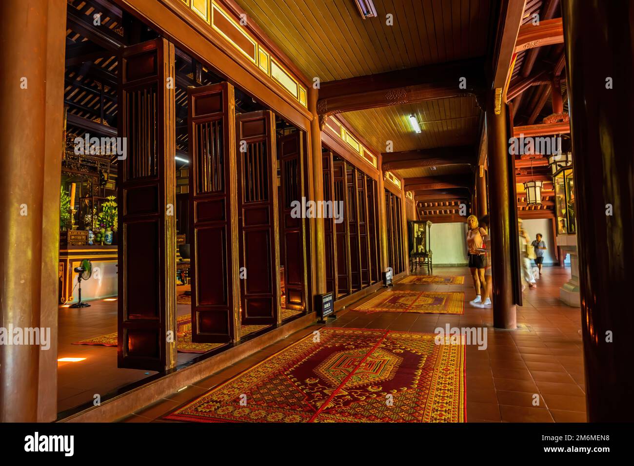 Hue City, Vietnam - 14 août 2022 : vue sur la Pagode Thien Mu avec de nombreux touristes. C'est l'une des pagodes anciennes de la ville de Hue. Près de la rivière des parfums i Banque D'Images