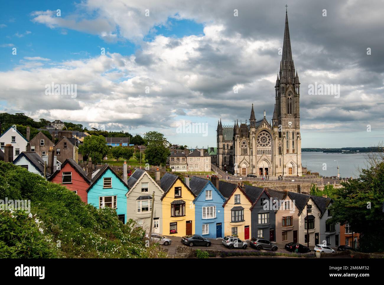 Pont de maisons de cartes et cathédrale St colmans à Cobh City Irlande Europe Banque D'Images