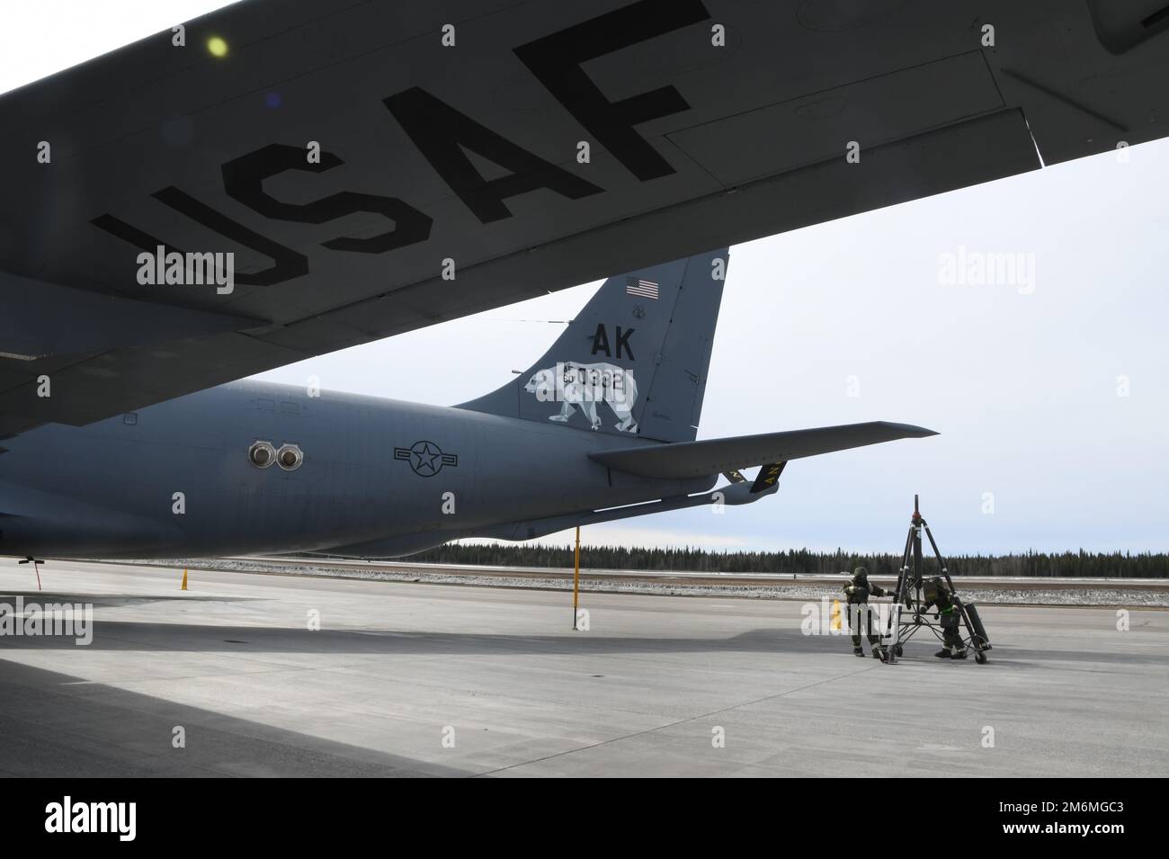 Les aviateurs du Groupe de maintenance de la 168th e Escadre exécutent des opérations de maintenance dans un environnement dégradé simulé tout en portant des engins de guerre chimiques de protection lors d'un exercice de préparation à la base aérienne d'Eielson. Les aviateurs de la Garde nationale aérienne de l'Alaska se préparent régulièrement à des éventualités, prêts à répondre aux besoins de l'État et de la nation. L'escadre 168th assure une livraison rapide de ravitaillement en vol, offrant une portée mondiale et une vigilance aux États-Unis Force aérienne, services de la SISTER et alliés de l'OTAN. (É.-U. Photos de la Garde nationale aérienne par le Sgt. Principal Julie Avey) Banque D'Images