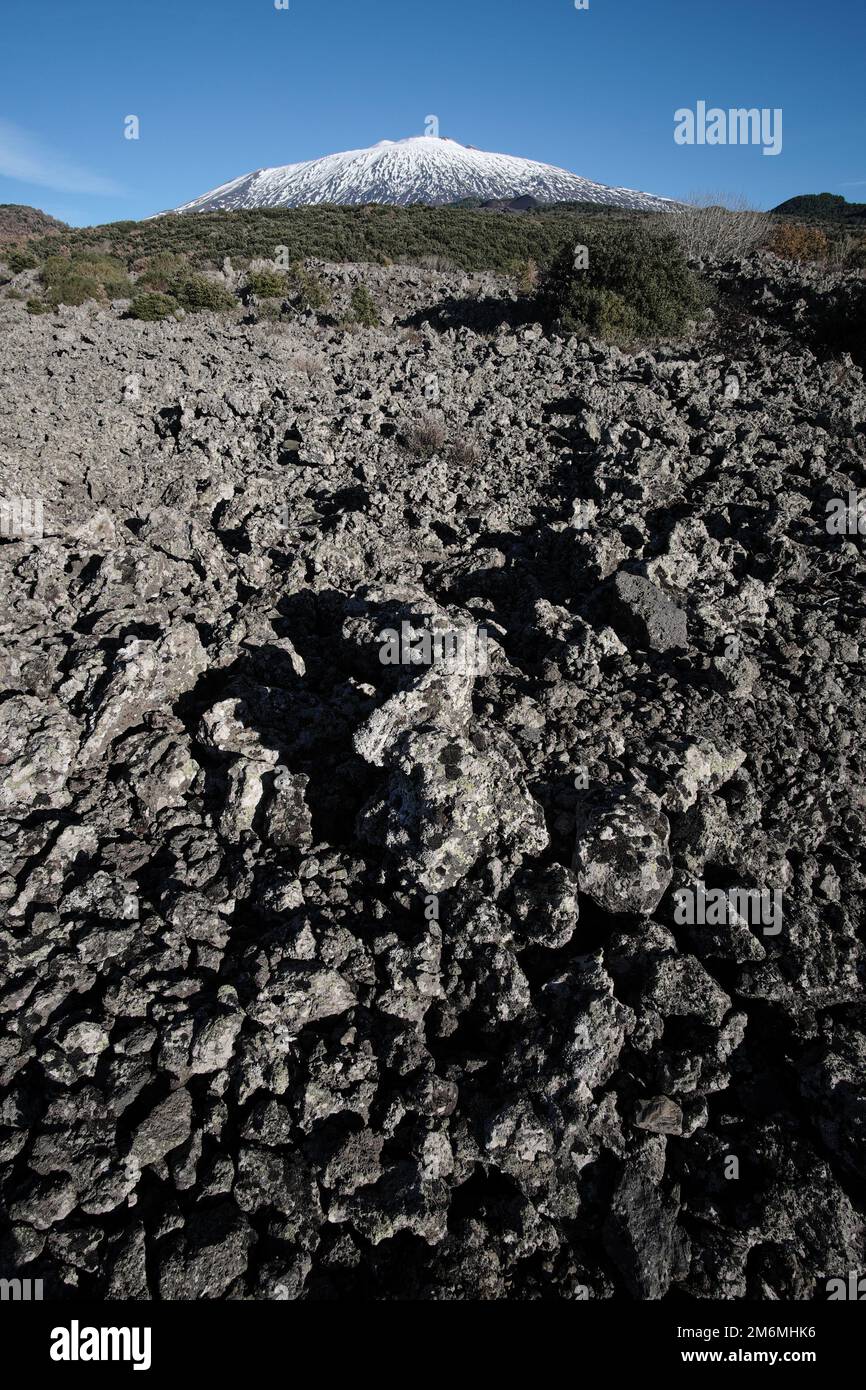 Volcan rochers et l'hiver l'Etna en Sicile, Parc de l'Etna, Italie (vertical) Banque D'Images