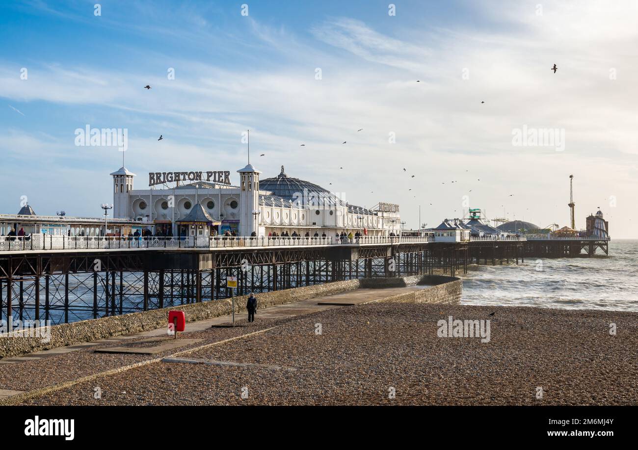 BRIGHTON, SUSSEX/UK - JANVIER 27 : vue sur la jetée de Brighton le 27 janvier 2013. Personnes non identifiées. Banque D'Images BRIGHTON, SUSSEX/UK - JANVIER 27 : vue sur la jetée de Brighton le 27 janvier 2013. Personnes non identifiées. Banque D'Images