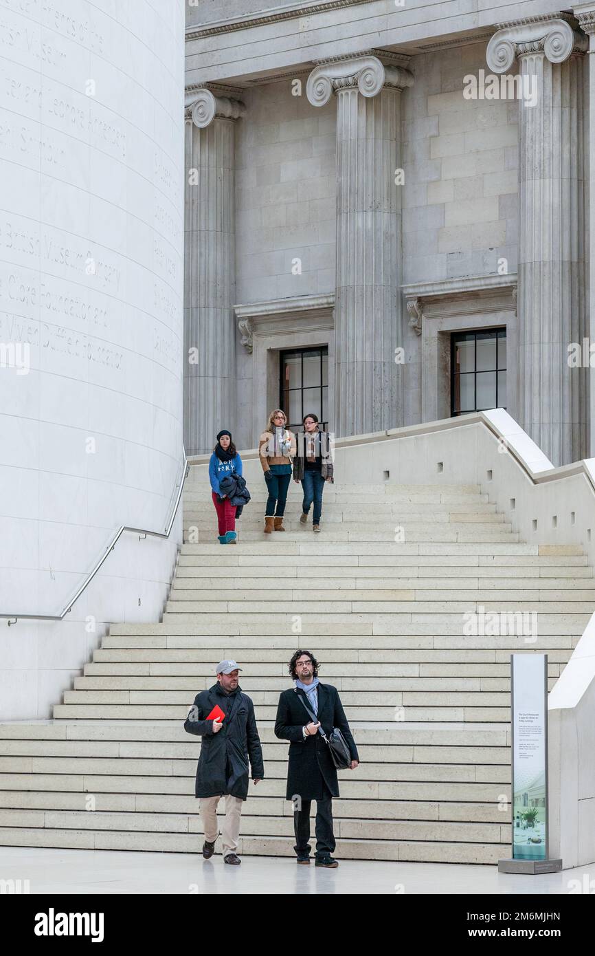 LONDRES, Royaume-Uni - NOVEMBRE 6 : escalier menant à la Grande Cour dans le British Museum à Londres sur 6 novembre 2012. Cinq nations unies Banque D'Images