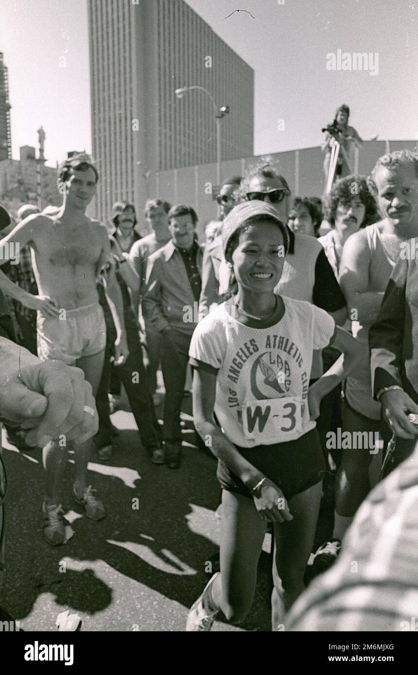 Miki Gorman après avoir terminé 2nd au marathon de New York de 1975 à Central Park. Banque D'Images