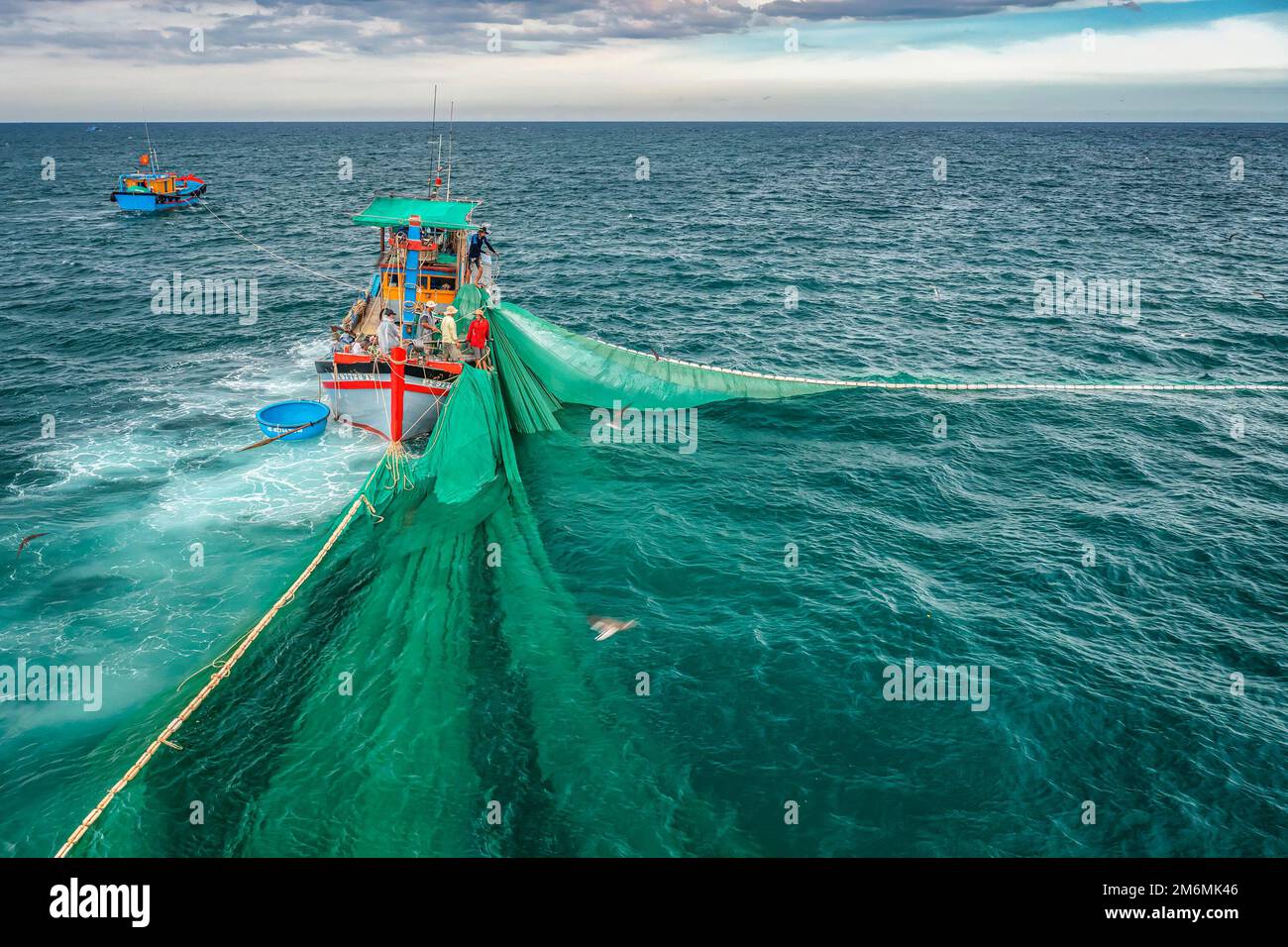 Des navires et des pêcheurs pêchent des anchois sur l'île de yen, à Phu yen, au Vietnam Banque D'Images