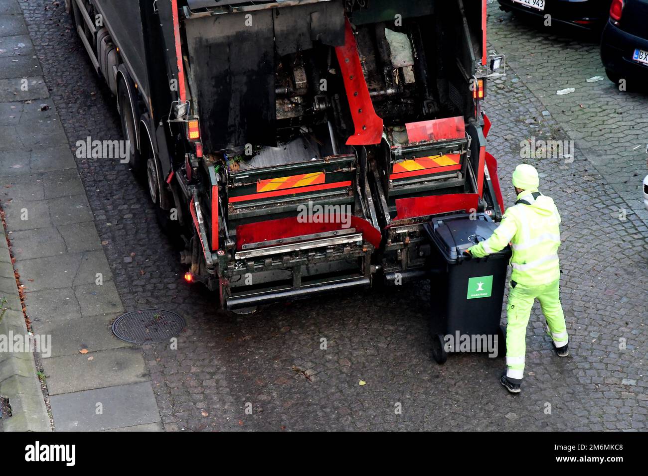 Kastrup/Copenhague /Denmmark/05 janvier 2023/l'homme collecteur de déchets recueille les aliments laissés sur la route à Kastrup Copenhague. (Photo.Francis Joseph Dean/Dean Pictures) Banque D'Images