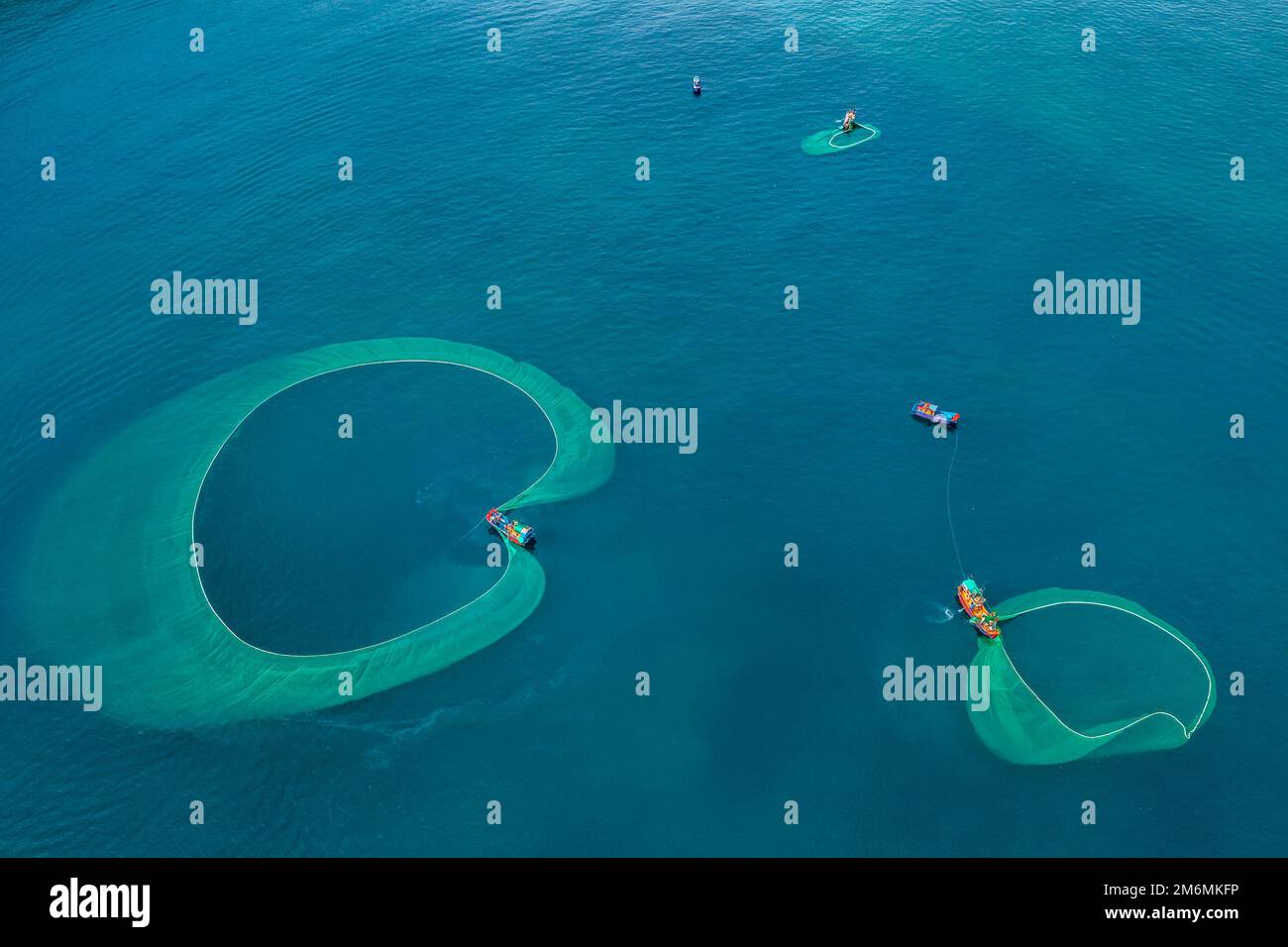 Des navires et des pêcheurs pêchent des anchois sur l'île de yen, à Phu yen, au Vietnam Banque D'Images