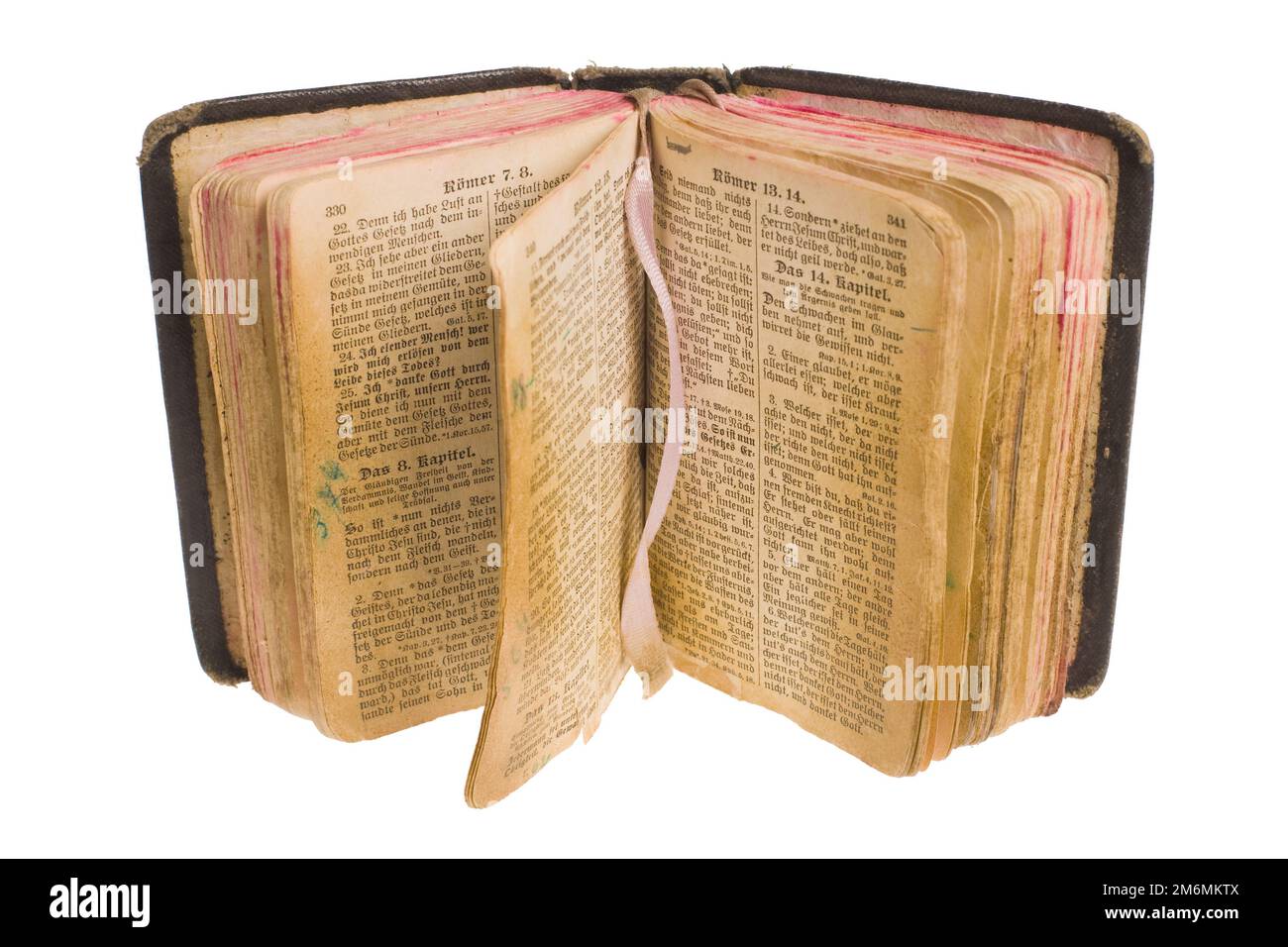 Vieille antique vintage Bible ouverte isolée avec le chemin de coupe. Banque D'Images