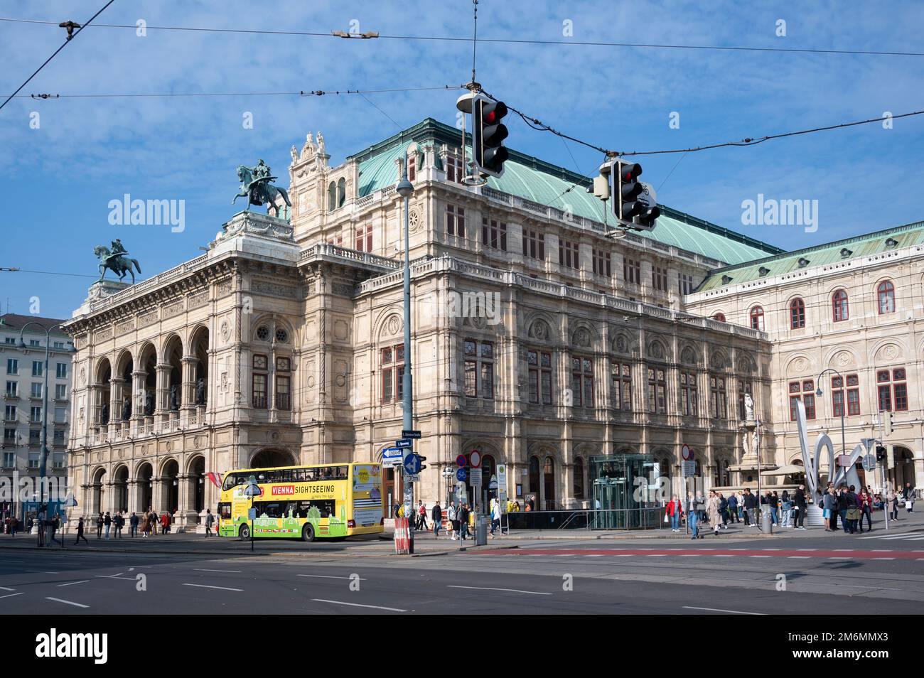 Vue sur la façade de Wiener Staatsoper, l'Opéra d'Etat de Vienne à Vienne, Autriche. Banque D'Images