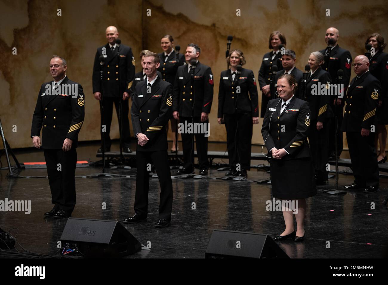 LA CROSSE, Wisc. (2 mai 2022) musiciens en chef Michael Webb, de Reston, Virginie, Adam Whitman, de Webster, La Floride, et la musicienne en chef principale Caroline Evans, de Flagstaff, Arizona, se réunissent pour reconnaître les applaudissements du public à la fin du concert-chœur Sea Chanters du United States Navy Band à l'Université Viterbo. Les Sea Chanters se sont produits dans sept États au cours de sa tournée de 13 villes de 2 000 kilomètres, reliant les communautés de la nation à leur Marine. Banque D'Images