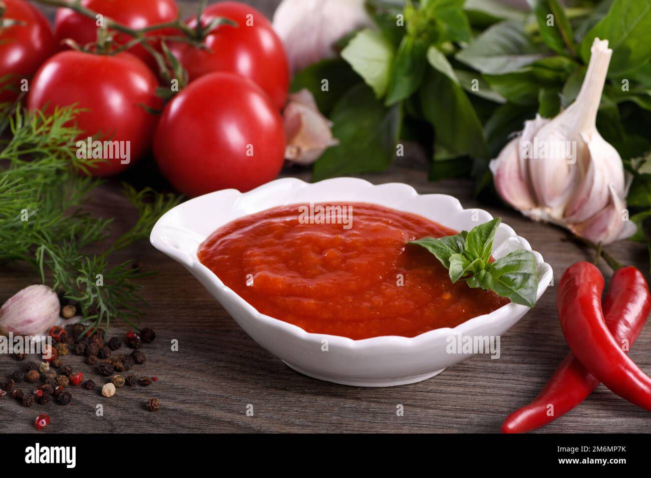 Sauce tomate traditionnelle - goût et simplicité Banque D'Images