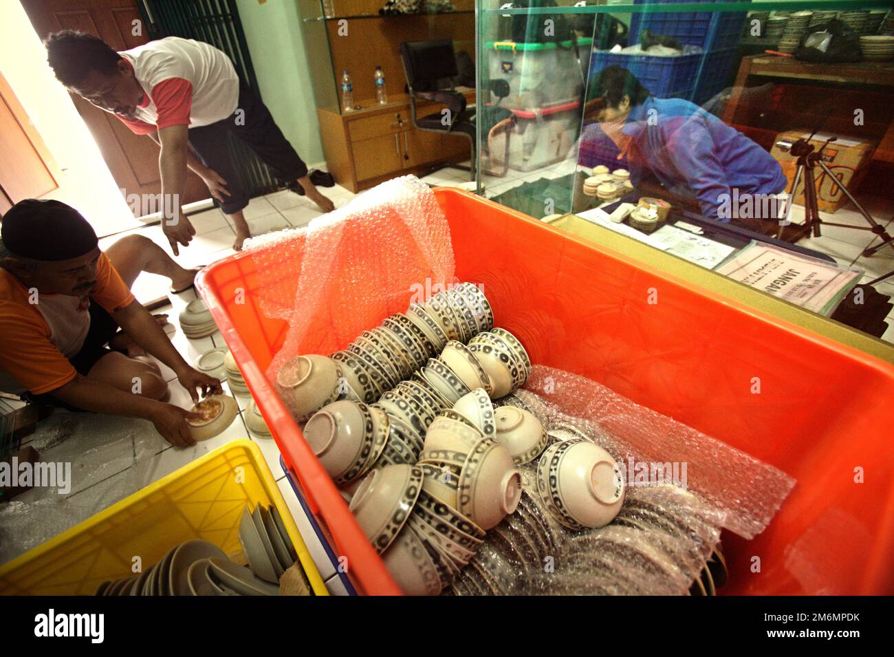 Archéologues maritimes organisant des céramiques chinoises anciennes non arrosées du IXe-Xe siècle Cirebon naufrage trouvé en 2003 dans la mer de Java au nord de Cirebon, Java Ouest, Indonésie. Photographié dans la salle de stockage de la Direction de l'Archéologie subaquatique, Ministère indonésien de la culture et du Tourisme à Jakarta, Indonésie. Banque D'Images