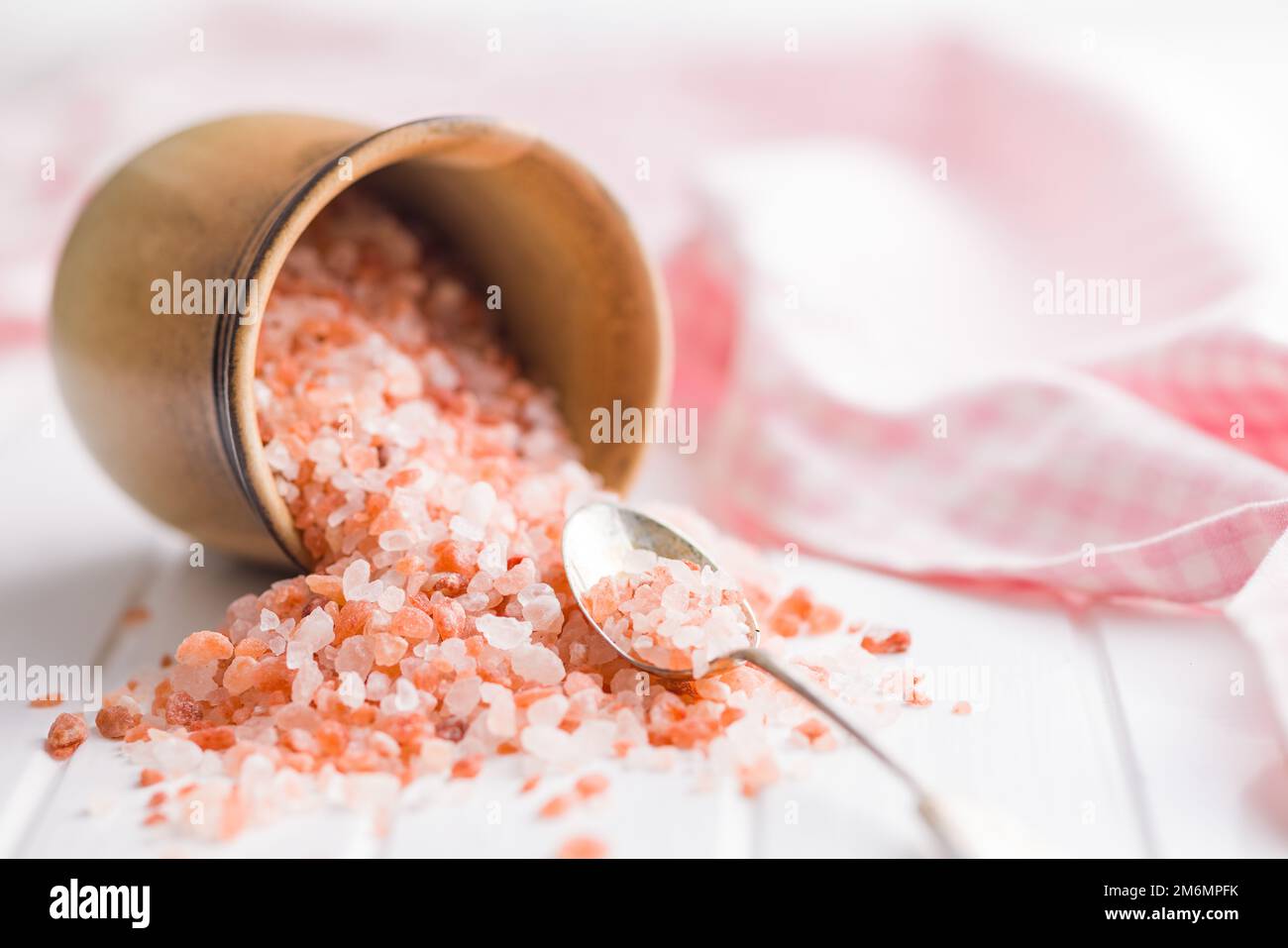 Sel de l'himalaya rose sur la table de cuisine. Banque D'Images