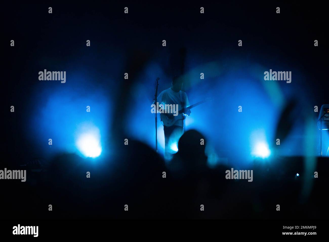 Chanteur silhouette dans des lumières de scène concert live Banque D'Images