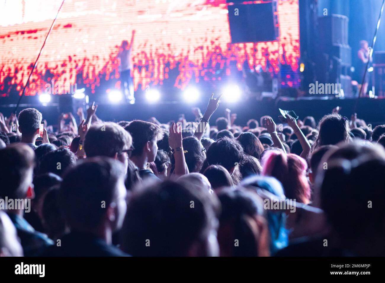 La foule fête des lumières de scène concert en direct festival de musique d'été Banque D'Images