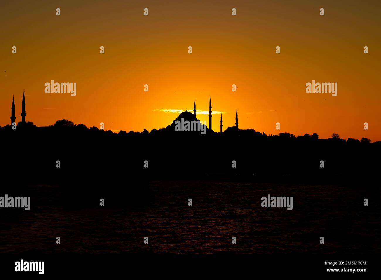 Istanbul au coucher du soleil. Silhouette de la mosquée Suleymaniye. Ramadan ou photo de fond islamique. Banque D'Images