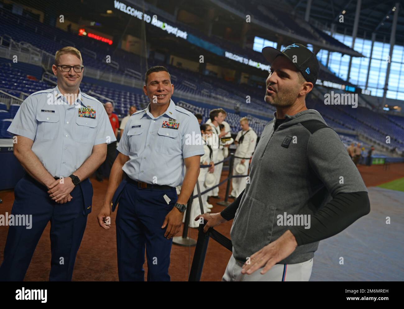 MIAMI, Floride (2 mai 2022) - Richard Bleier, pichet de Miami Marlins, parle aux États-Unis Coast Guardsmen à un match de base-ball de Miami Marlins Major League lors de la Fleet week Port Everglades festivités, mai. 2, 2022. Les semaines de la flotte sont conçues pour montrer aux Américains l’investissement qu’ils ont fait dans leur Marine et pour mieux faire connaître le rôle et le but de la Marine dans notre défense nationale. Banque D'Images