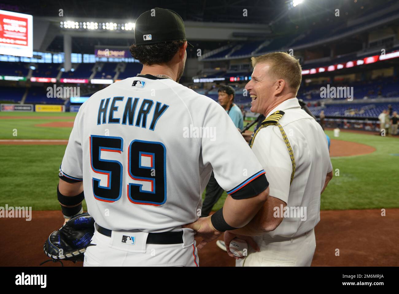 MIAMI, Floride (2 mai 2022) - États-Unis Le capitaine de la Marine, Greg Smith, chef d'état-major, région de la Marine Sud-est, et Payton Henry, le grand maître-maître de Miami Marlins, se préparent pour le premier terrain lors d'un match de baseball de la Miami Marlins Major League lors des festivités de la Fleet week à Port Everglades, en mai. 2, 2022. Les semaines de la flotte sont conçues pour montrer aux Américains l’investissement qu’ils ont fait dans leur Marine et pour mieux faire connaître le rôle et le but de la Marine dans notre défense nationale. Banque D'Images