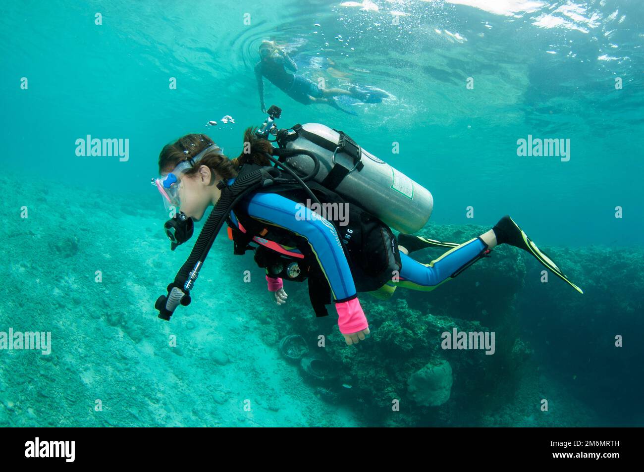 Fille de 9 ans plongée avec mère plongée en arrière-plan, site de plongée post 2, île de Menjangan, Buleeng, Bali, Indonésie Banque D'Images