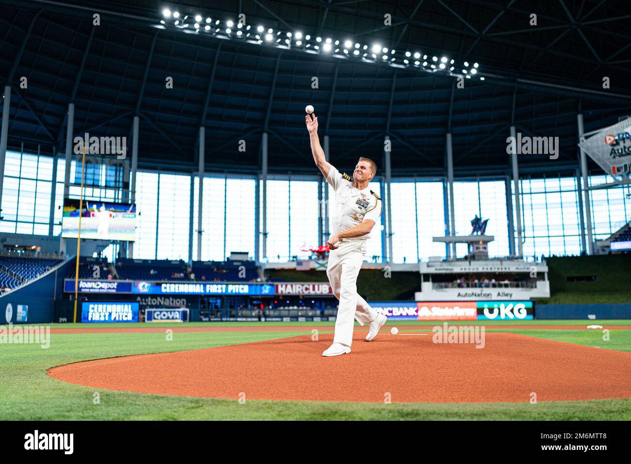 MIAMI, Floride (2 mai 2022) - États-Unis Le capitaine de la Marine Greg Smith, chef d'état-major, région de la Marine Sud-est, lance le premier terrain lors d'un match de baseball de Miami Marlins lors des festivités de Port Everglades de la semaine de la flotte, en mai. 2, 2022. Les semaines de la flotte sont conçues pour montrer aux Américains l’investissement qu’ils ont fait dans leur Marine et pour mieux faire connaître le rôle et le but de la Marine dans notre défense nationale. Banque D'Images