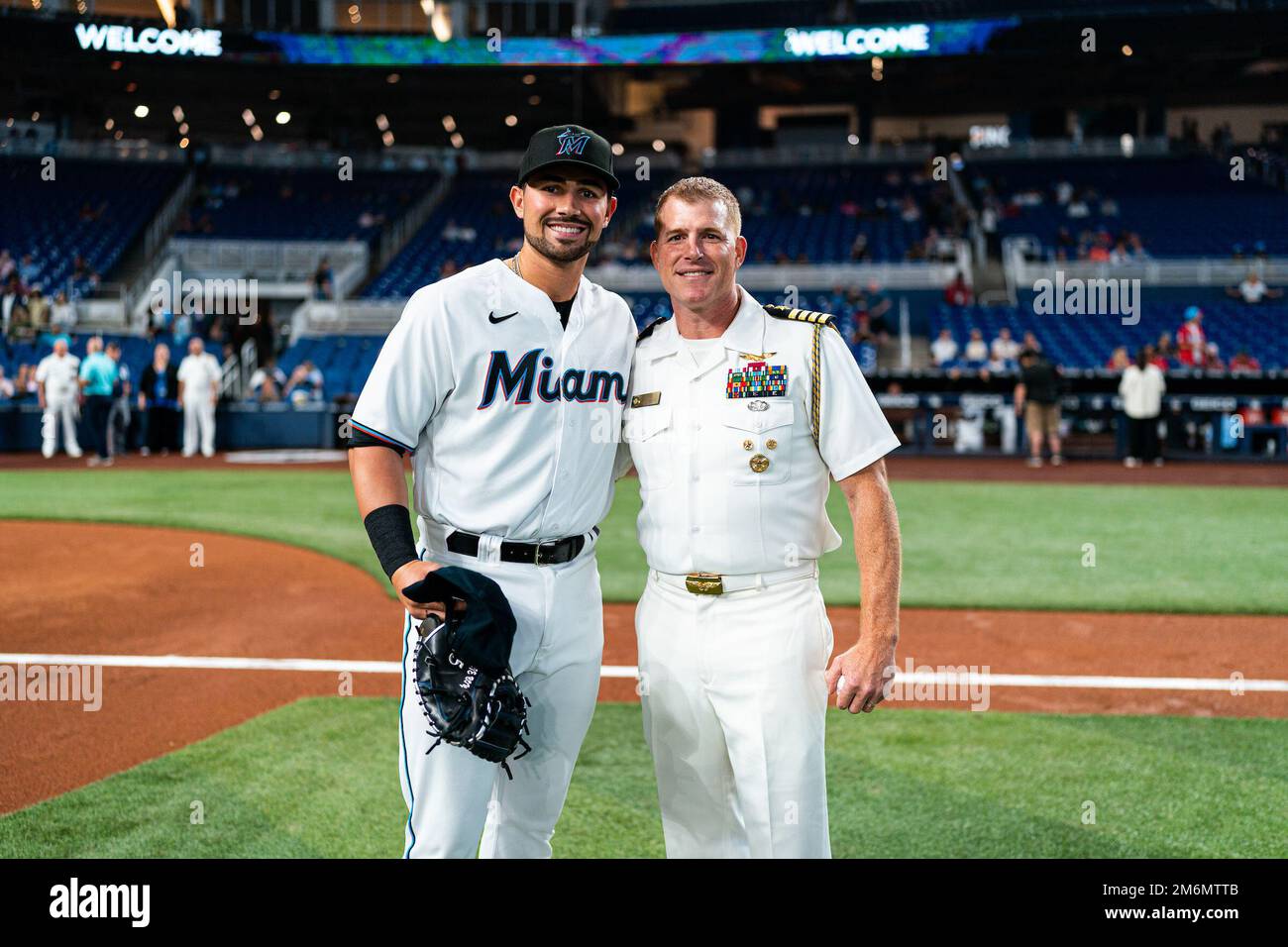 MIAMI, Floride (2 mai 2022) - États-Unis Le capitaine de la Marine Greg Smith (à droite), chef d'état-major, région de la Marine Sud-est, et Payton Henry, le Catcher de Miami Marlins, prennent une photo lors d'un match de baseball de la Miami Marlins Major League lors des festivités de la Fleet week à Port Everglades, en mai. 2, 2022. Les semaines de la flotte sont conçues pour montrer aux Américains l’investissement qu’ils ont fait dans leur Marine et pour mieux faire connaître le rôle et le but de la Marine dans notre défense nationale. Banque D'Images