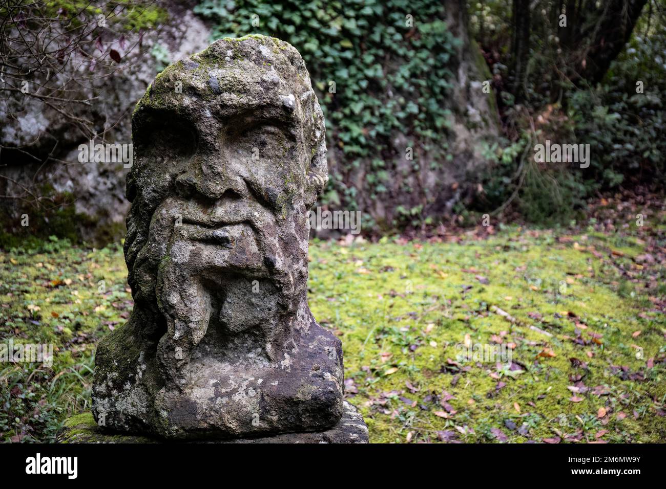 La sculpture de janus présente dans le bosquet sacré de Bomarzo Banque D'Images