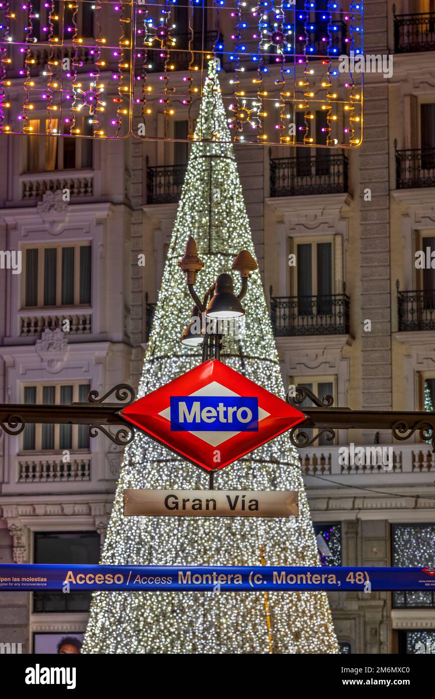 Entrée de la station de métro et feux de Noël à Gran via, Madrid, Espagne Banque D'Images