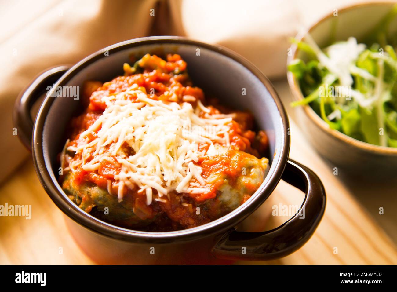 Pâtes al pomodoro préparées avec des pâtes, de l'huile d'olive, des tomates fraîches, du basilic et d'autres ingrédients frais. Banque D'Images