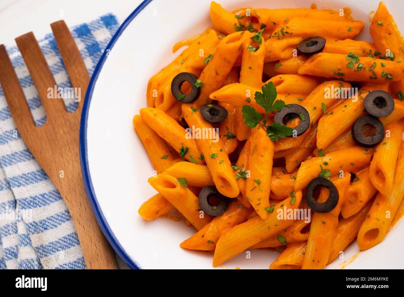 Pâtes alla siciliana. Pâtes avec sauce tomate, basilic et olives noires. Banque D'Images