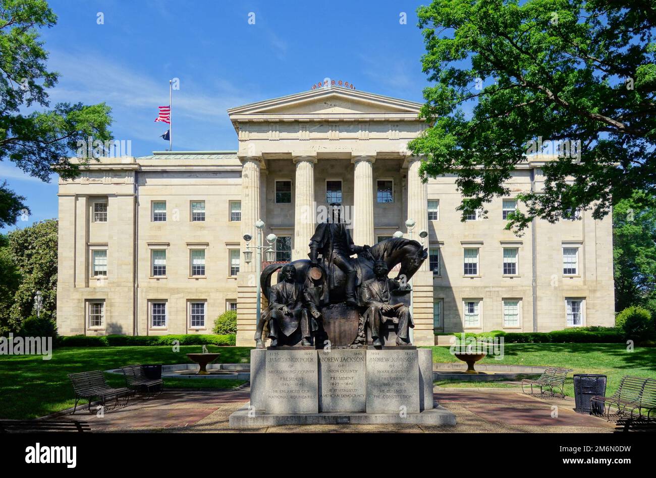Le bâtiment du Capitole de l'État de Caroline du Nord à Raleigh, en Caroline du Nord, avec la statue des trois présidents américains nés en Caroline du Nord Banque D'Images