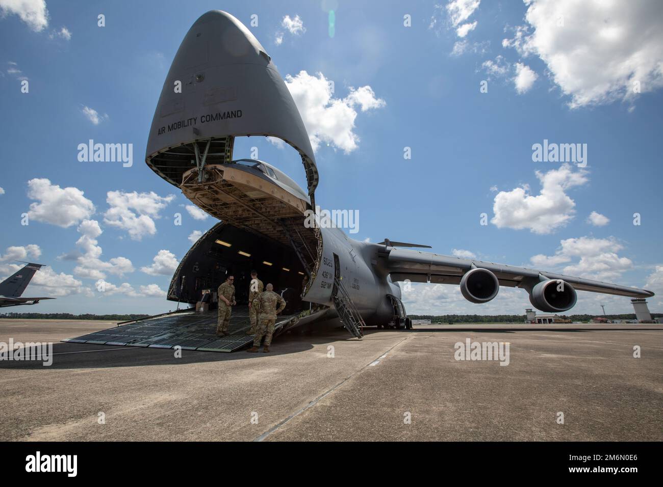 ÉTATS-UNIS Les soldats de l'armée de la Brigade de l'aviation de combat 3rd, Division d'infanterie 3rd, se rassemblent sur la rampe de chargement d'une galaxie Super C-5M pour mener un entraînement de charge aérienne conjoint avec les aviateurs du 9th Escadron de transport aérien, 436th escadre de transport aérien, à l'aérodrome de l'Armée Hunter, en Géorgie, au 2 mai 2022. Cette formation est essentielle pour s'assurer que les forces conjointes sont prêtes à charger efficacement et en toute sécurité des équipements sur les avions Air Mobility Command, assurant ainsi une mobilité mondiale rapide et une projection de puissance de combat. Banque D'Images