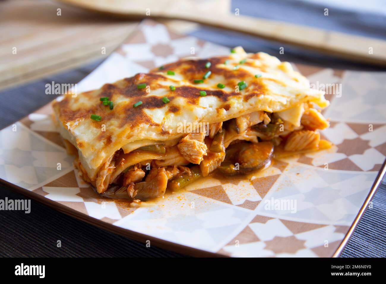 Lasagnes de poulet. La lasagne est un type de pâtes. Il est généralement  servi dans des feuilles superposées entrecoupées avec des couches  d'ingrédients à votre goût Photo Stock - Alamy