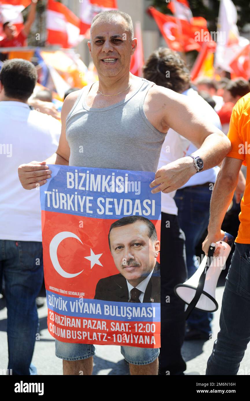 Vienne, Autriche. 23 juin 2013. Selon les autorités, plus de 8 000 personnes ont manifesté dimanche à Vienne pour le Premier ministre turc Recep Tayyip Erdogan Banque D'Images