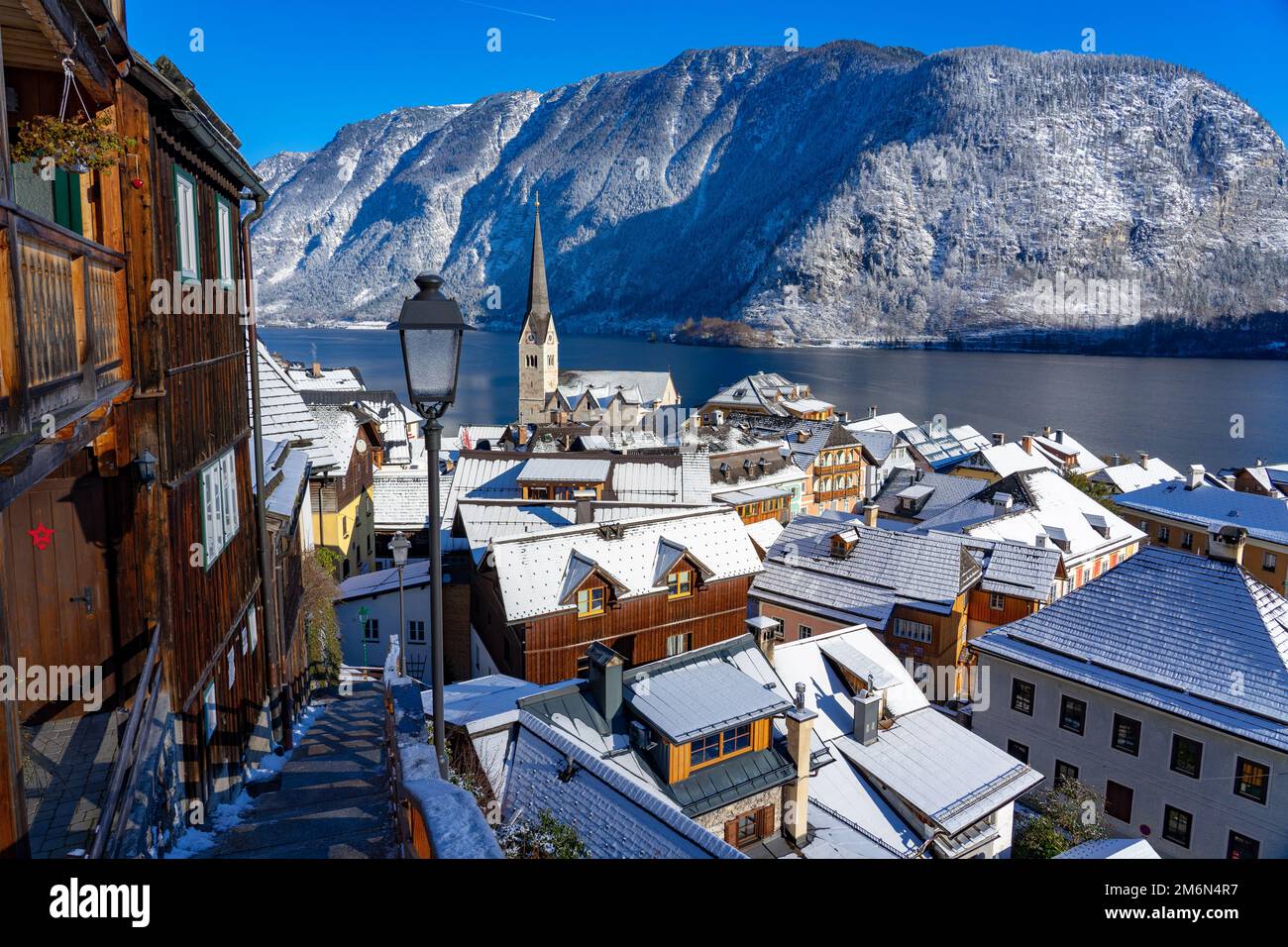 Magnifique paysage urbain de la ville spéciale Hallstatt en Autriche Salzkammergut neige hiver montagnes et lac et église . Banque D'Images