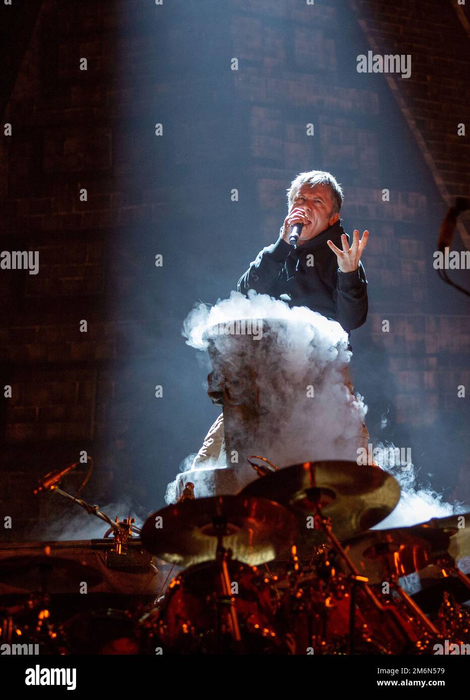 Iron Maiden en concert à Het Gelredome Arnhem Holland. La Tour du Livre des âmes 2016. Bruce Dickinson est en train de jouer, vbvanbree fotografie. Banque D'Images