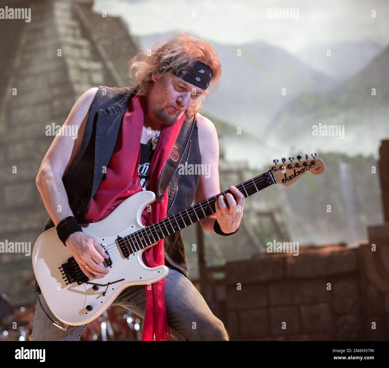 Iron Maiden en concert à Het Gelredome Arnhem Holland.The Book of Souls Tour 2016. Adrian Smith est en train de jouer. fotografie vvbvanbree Banque D'Images