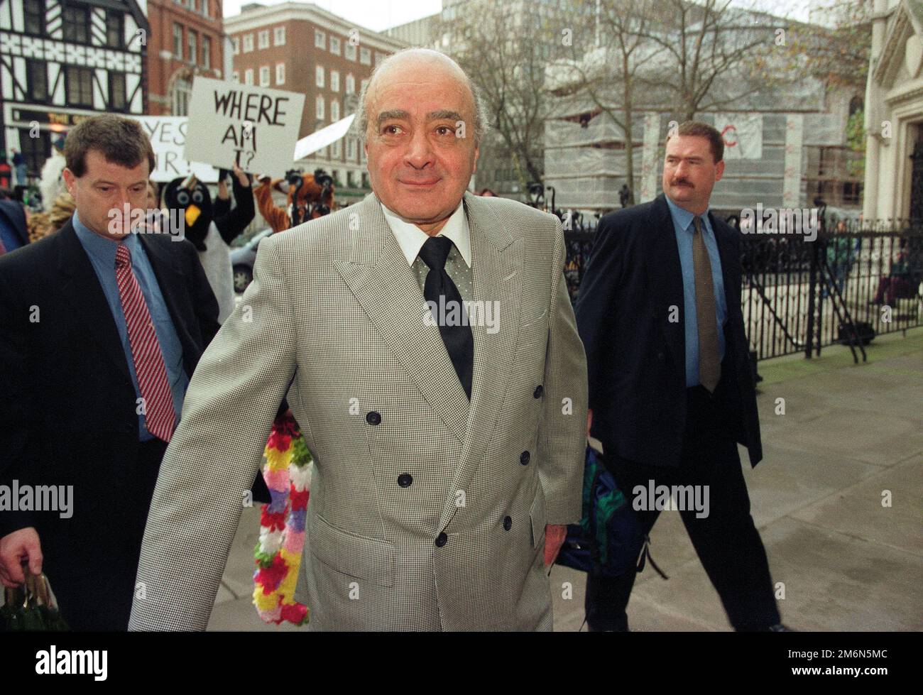 Mohamed Al Fayed arrive à la haute Cour des cours royales de justice, où il est poursuivi par Neil Hamilton au sujet de « cash for questions », 15th novembre 1999. Banque D'Images