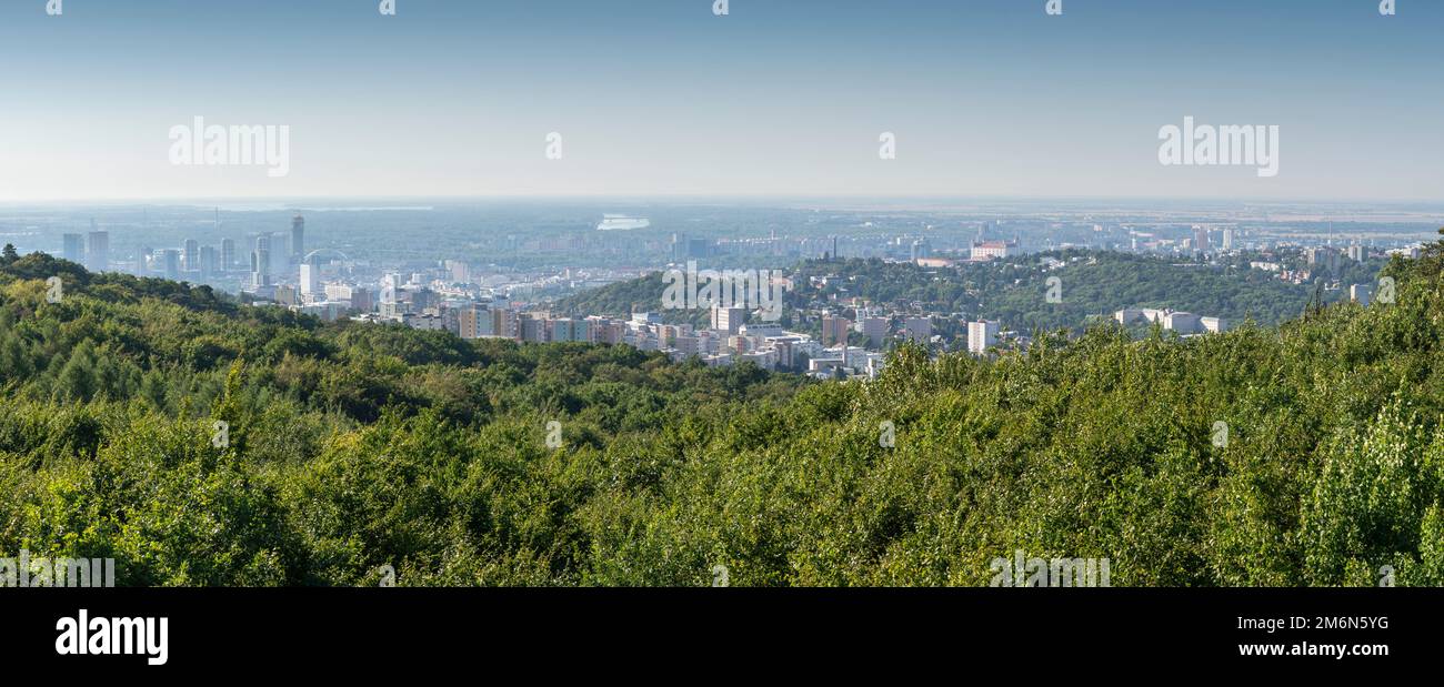 Vue panoramique sur la partie nord de Bratislava depuis la tour de belvédère en bois, en dessous de la colline de KamzÃ­k. Banque D'Images