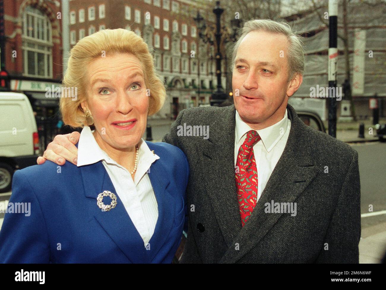 Neil Hamilton arrivant à la haute Cour avec l'épouse Christine, où il poursuit Mohamed Al Fayed au sujet de « cash for questions », 14th novembre 1999. Banque D'Images